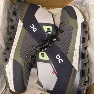 On Running Mens US12 Cloudtrax color Ink/frost